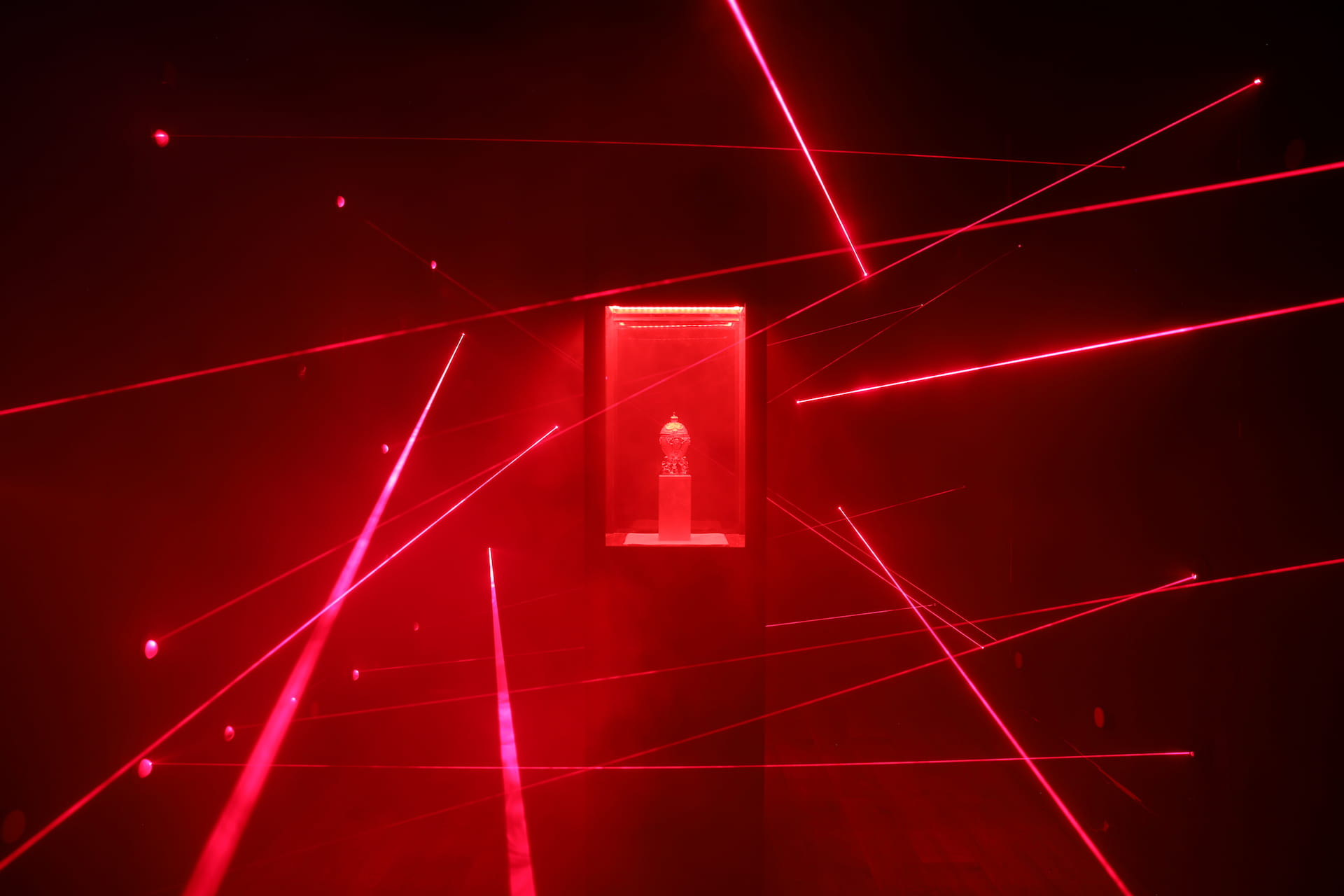 Laser_Startseite Red Lasers all around the room